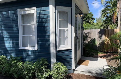 Parrot Cove Cottage | Cheerful Cottage Close to the Beach!