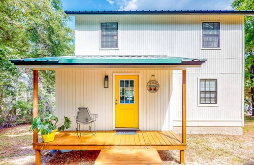 Chipley House | Cheerful lake house with a large deck, kayaks, washer/dryer, and central AC