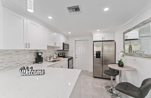 Greenacres House | Cheerful Vacation home 2/1 with outside hot tub