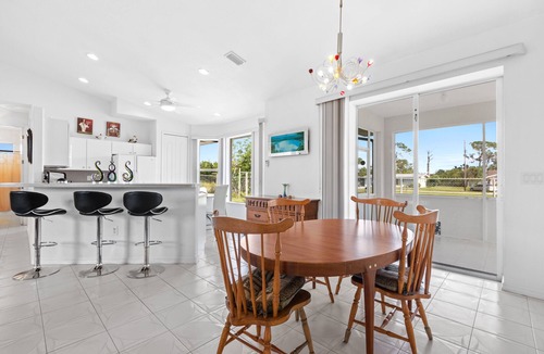 Warm Mineral Springs House | Cheerful & Vibrant Home Near Mineral Springs