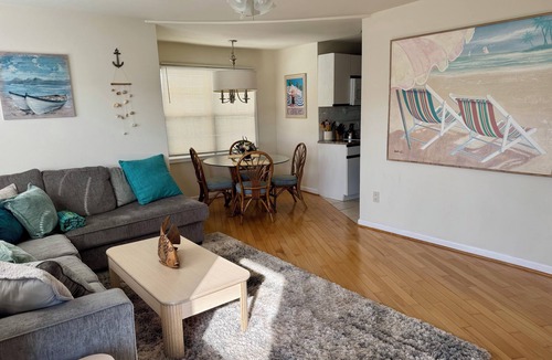 Brigantine House | Cheery 3 bedroom w/driveway parking, 1 block to HUGE beach