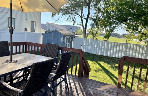 Brigantine House | Cheery 3 bedroom w/driveway parking, 1 block to HUGE beach