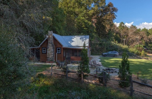 Dial Cabin | Cherokee Sunrise~Rustic Modern Farmhouse~Large Pond to Fish~Outdoor Living Area