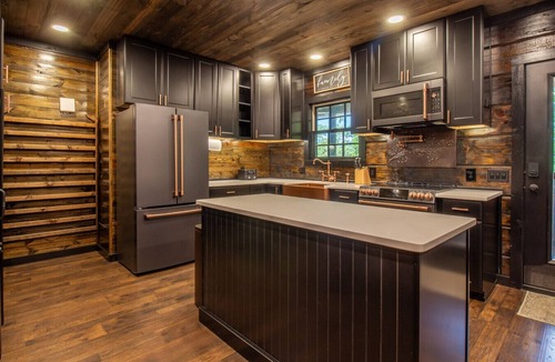 Kingston House | Cherry Blossom Cabin - Peaceful Retreat Surrounded by Nature
