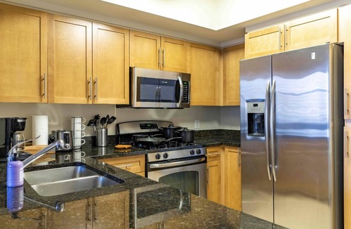 Pentagon City Condo | Chic 1B l King bed l Garage l Gym Pool l Min to DC