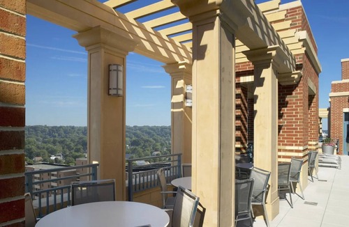 Pentagon City Condo | Chic 1B l King bed l Garage l Gym Pool l Min to DC