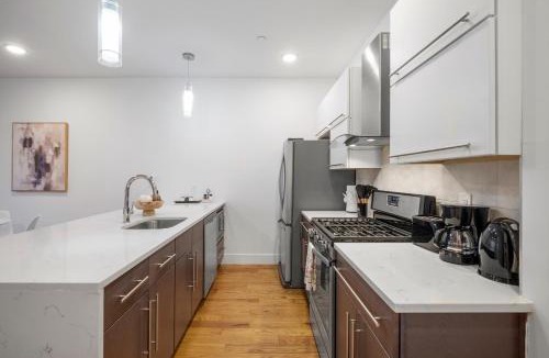 Olde Kensington Apartment | Chic 1BR Retreat - Pool, Gym Balcony Views
