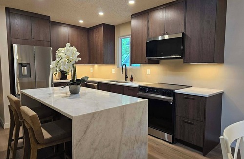 Rosewood Apartment | Chic 2 bedroom, 2 bathroom with high ceilings, natural light and balcony