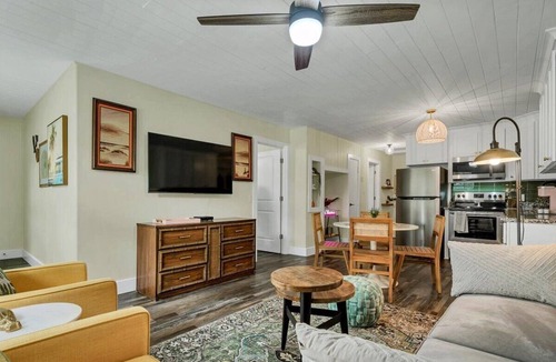 Safety Harbor Apartment | Chic 2BR Retreat Safety Harbor + Wi-Fi Access