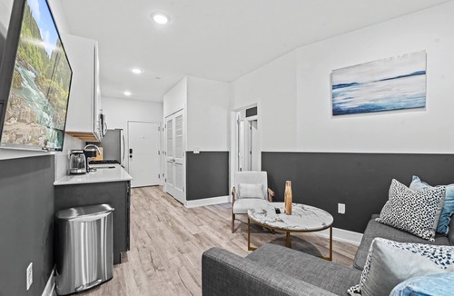 Olde Kensington Apartment | Chic 3BR Near Liberty Bell | Sleeps 8 in Style