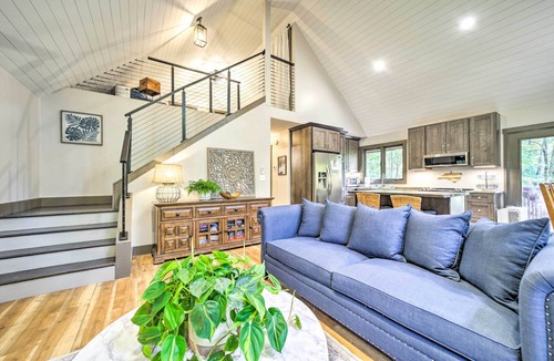Brevard Cabin | Chic Brevard Cabin - Nature, Trails, & Water!