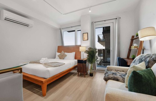 Greenpoint Apartment | Chic Brooklyn Studio Steps to the G Train | Sleeps 3
