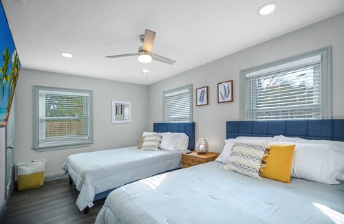 Murray Hill House | ~Chic Clean Cabin Sleeps 10 Arcade & Wine Bar~