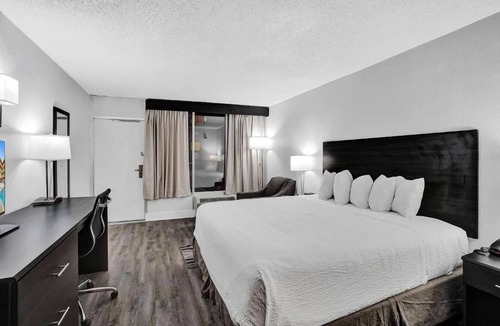 Downtown Hollywood Hotel | Chic Downtown Haven near Hollywood Beach Broadwalk! 2 Relaxing Units! Breakfast!