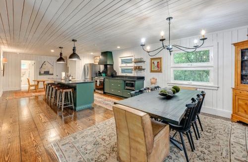 Highlands House | Chic Highlands Cabin Retreat w/Deck + Office!