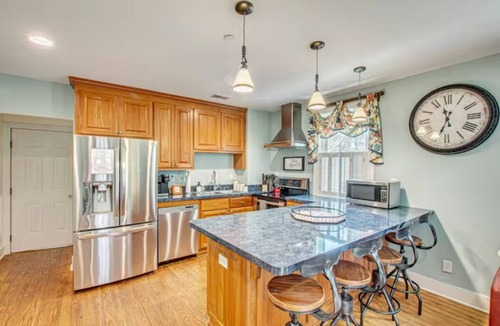 Summerville Historic District Apartment | Chic Loft over The Azalea Cocktail Bar & Gardenn