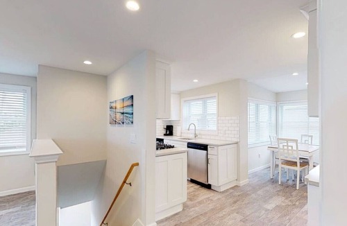 Point Pleasant Beach Apartment | Chic place 180ft to beach, parking