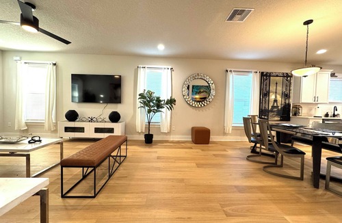 Five Points House | Chic Riverside Residence