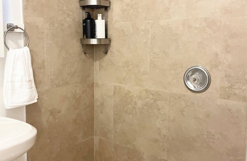 Pompano Beach Apartment | Chic studio A/C and WiFi in delightful Pompano Beach only 3 miles to the beach