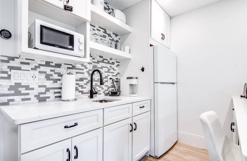 Wesley Chapel Condo | Chic Studio Condo w/Murphy Bed | Desk | Kitchenette & Golf Views – Perfect for Work & Relaxation!