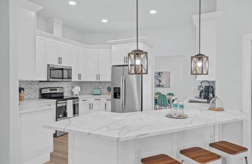 Plant City Villa | Chic Stylish Pool House 4 King Bed New Renovated