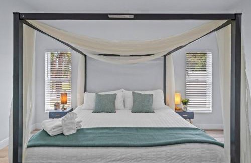 Plant City Villa | Chic Stylish Pool House 4 King Bed New Renovated