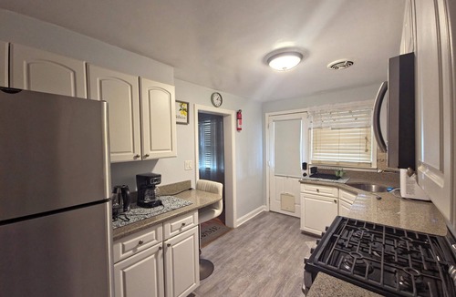 Towson House | Chic Towson Townhome: 3BR, Bonus Suite, Deck, Free Parking - 15 Min to Baltimore