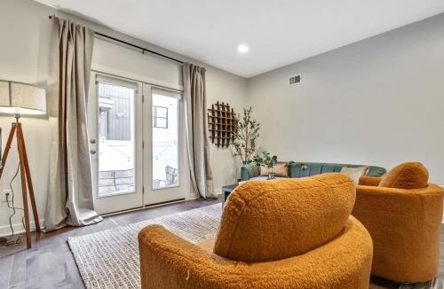 Olde Kensington House | Chic Urban Duplex With 2 Roofdecks 8B-6B Sleeps 16