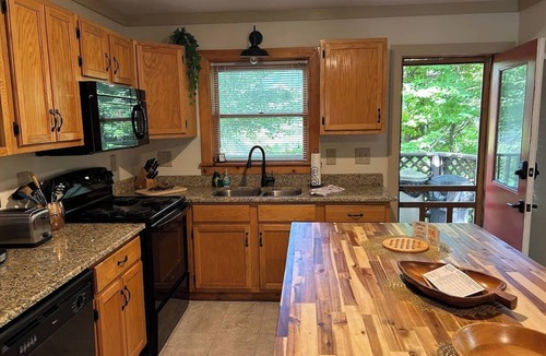 Maggie Valley House | Cierra Falls-Creek Front, Pet Friendly Easy Access