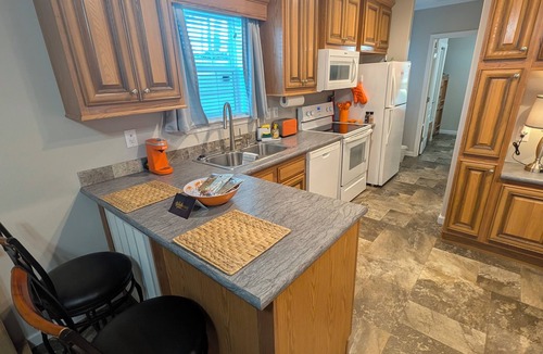 Deltona Lakes Cabin | Citrus Lodge. 70" TV. Patio, Quiet,Private Patio & Free Parking