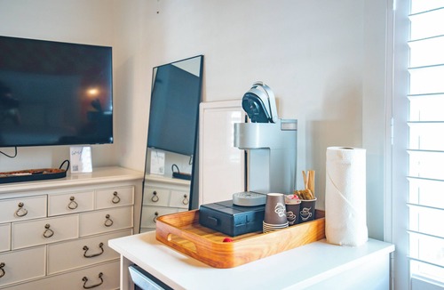 Historic Seaport Apartment | Citrus Queen at Custom House Inn | Ideal Location On Duval!