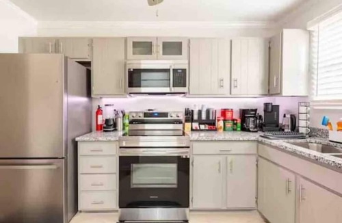 Peachtree Corners House | City Escape with King Bed, Arcade, Bagel Bar, & Firepit