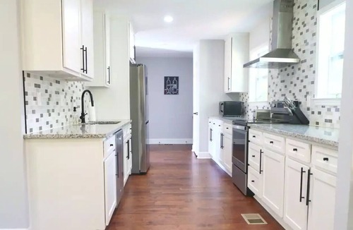 Sylvan Hills Apartment | City Home with Forest Views, 7 mins from airport