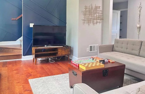 Sylvan Hills Apartment | City Home with Forest Views, 7 mins from airport
