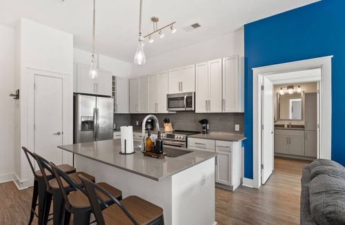 Second Ward Apartment | City Lights Retreat - Pool, Central, Free Parking