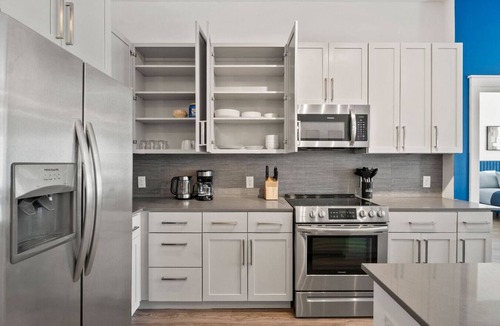 Second Ward Apartment | City Lights Retreat - Pool, Central, Free Parking