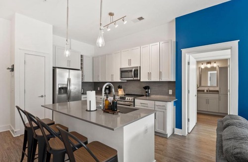 Second Ward Apartment | City Lights Retreat - Pool, Central, Free Parking