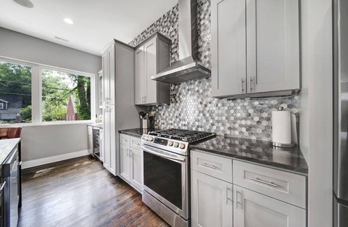 Third Ward Villa | City Views, Rooftop Hot Tub, Golf Sim, Walk to Stadiums