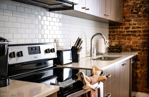 MLK University Condo | Cityscape 2- City Hoppers -King Bed Music District
