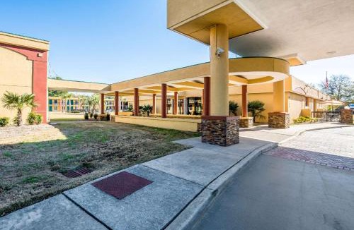 South Carolina Lakes & Blackwater Rivers Hotel | Clarion Inn Columbia Airport