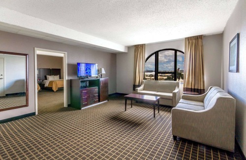 Miami Springs Hotel | Clarion Inn & Suites Miami International Airport