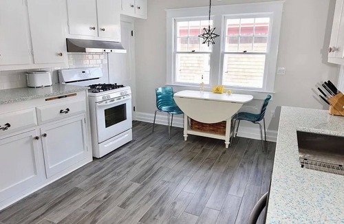 Avon House | Classic Bay Header - 2 blocks to beach & town