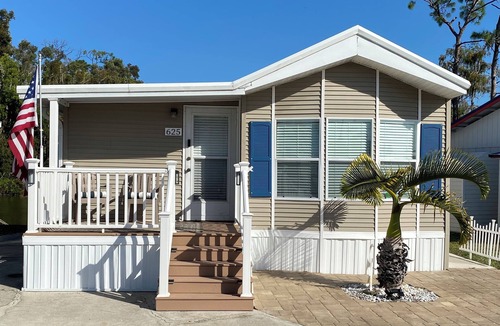 San Carlos Park House | Clean 2-bedroom mobile home close to Ft Meyers Beach. Heated pool, Fitness Room