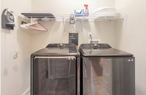 Navarre House | Clean and Cozy Pet Friendly Home - Quick Drive to Beach!