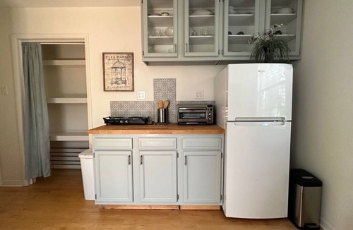 Atlantic Beach Apartment | Clean and cute 1b/1b, kitchenette, w/d, private fenced in yard, 1 block to beach
