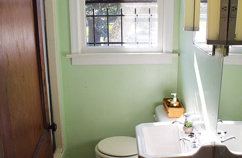 Fairfax House | Clean, Artsy Apartment, Nice Community, Driveway