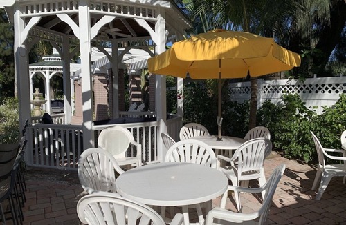 Pass-a-Grille Apartment | Clean & Cozy Stay - King Bed, Pool, Close to Beach