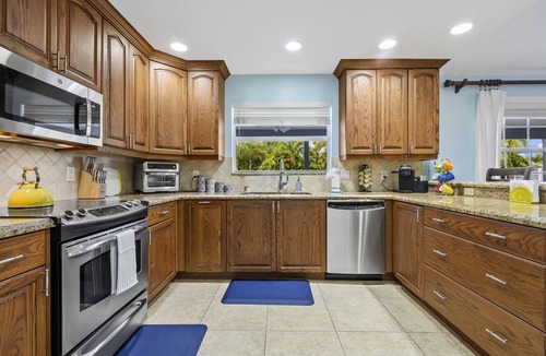 Eastview Manor House | Clean Home Large Heated-Pool - 3/2 +Ofc/den - 3 Miles to Beach "Jupiter Escape"