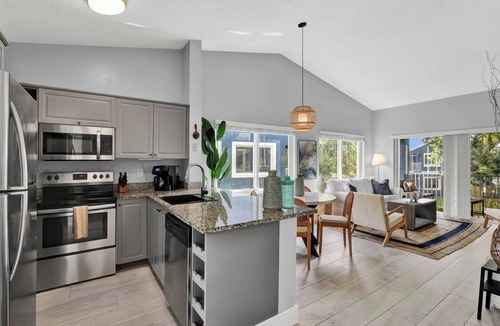 Mission Bay Apartment | Clean, modern and bright 2 bedroom, 2 bath in West Boca