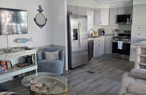 Garden City House | CLEAN , Pet Friendly Beach House w/golf cart and free beach parking